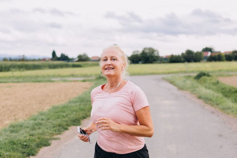 Comment progresser en course à pied après 60 ans : une méthode douce et efficace