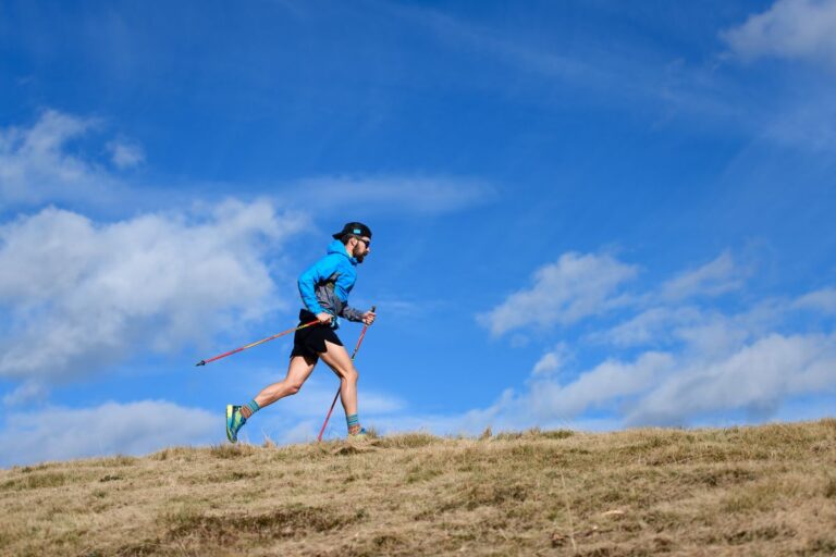 Trail : cette erreur avec les bâtons ruine vos performances (et vos genoux)