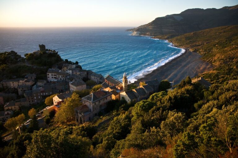 Ce sentier secret en Corse rivalise avec le GR20 : 5 jours de randonnée entre mer et montagne pour 74 km de pur bonheur