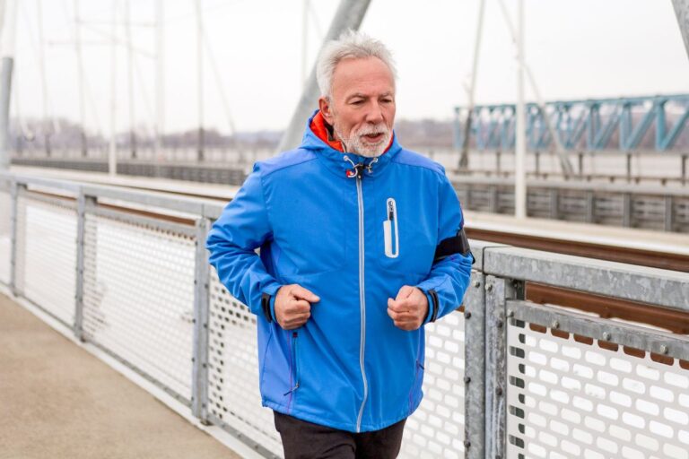 Courir un 10 km après 70 ans : quels temps viser selon votre niveau ?