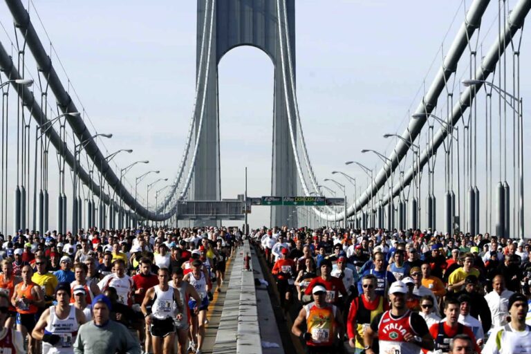 Eliud Kipchoge et Sifan Hassan au départ du Marathon de New York 2025