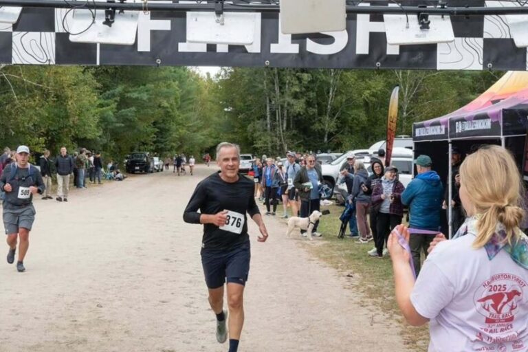 Le Premier ministre Mark Carney court 26 km sur la Haliburton Forest Trail sur une course en sentier