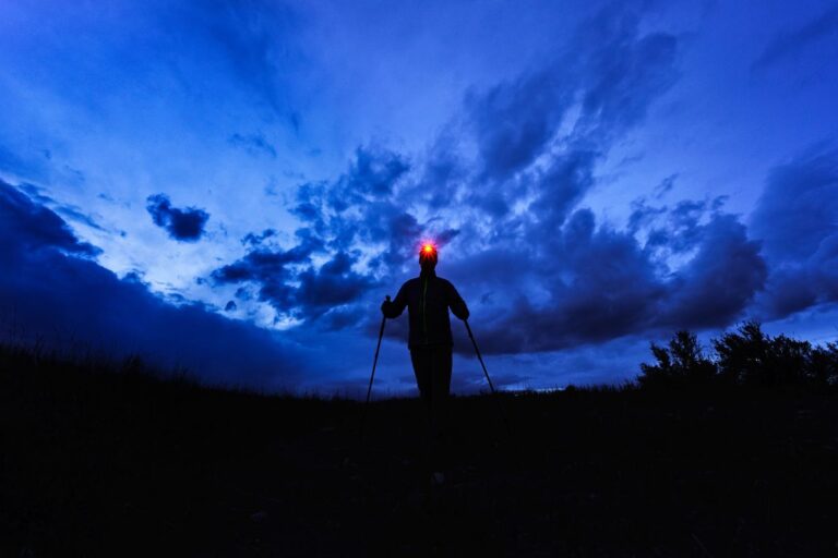 Lampes frontales ou pectorales : Quel est le meilleur choix en trail ?