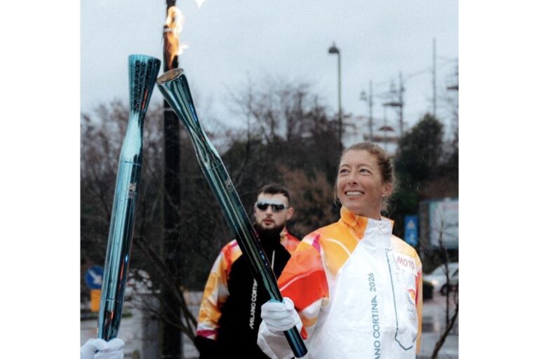 Courtney Dauwalter porte la flamme olympique des JO d&rsquo;hiver 2026 en Italie