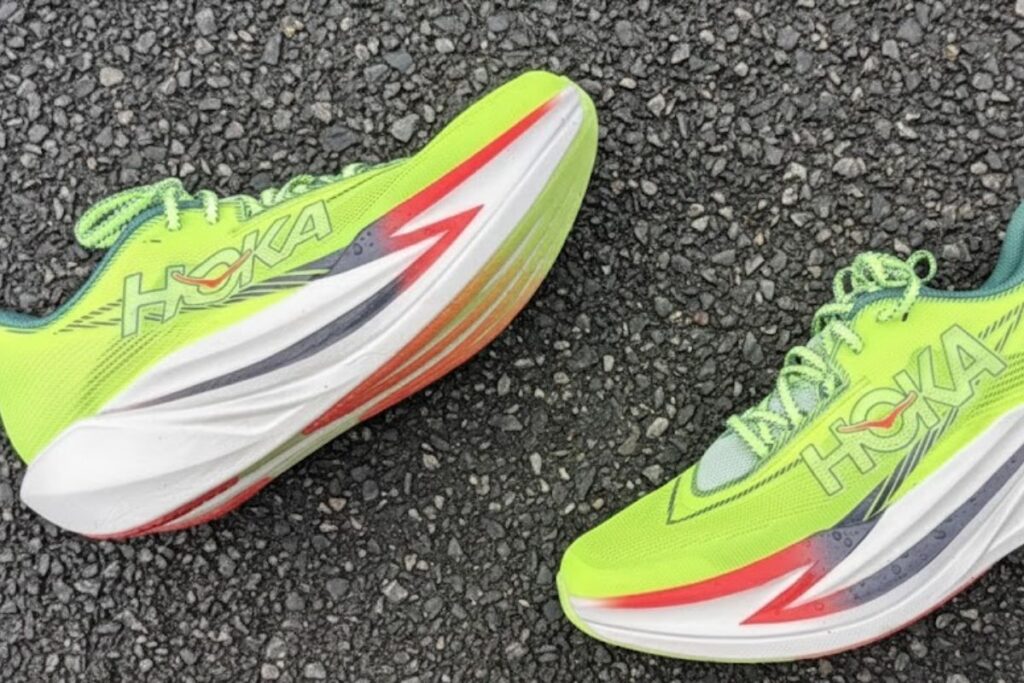 Hoka Cielo X1 3.0 vue dessus sur bitume montrant la paire complète