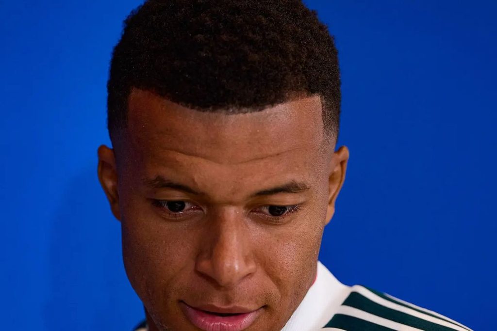 kylian mbappe on (2)