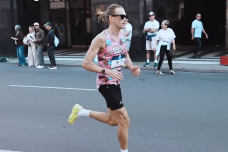 Marathon de Berlin 2026 : il court en Crocs et signe un record du monde en 2 h 30