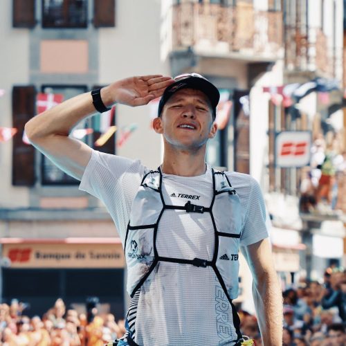 Evans vers la victoire UTMB 2025 : bataille féminine entre Croft et Dauwalter